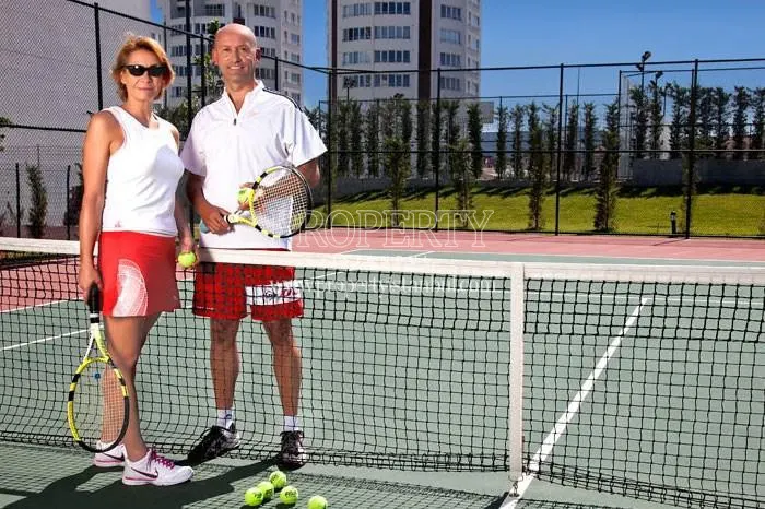 The couple playing tennis in Glow 3