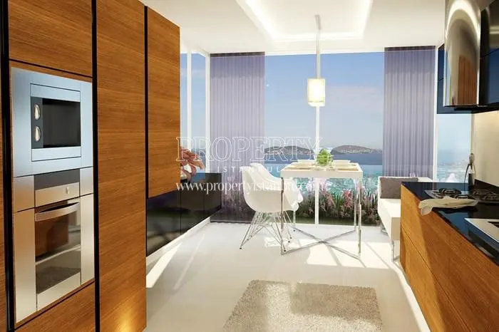 Small white dining table in the kitchen in Gokdeniz Kartal