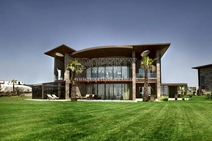 The villa with an extensive garden in the Golmahal project