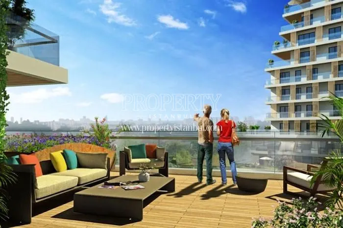 The couple viewing the city from the Greenist terrace