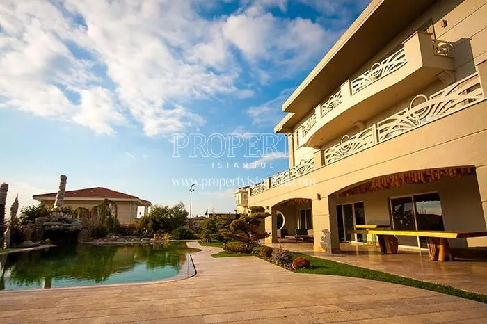 The artificial lake in front of the mansion in Gunisigi Konaklari