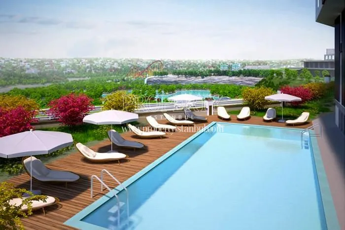 The outdoor swimming pool of Ilke Park Evleri