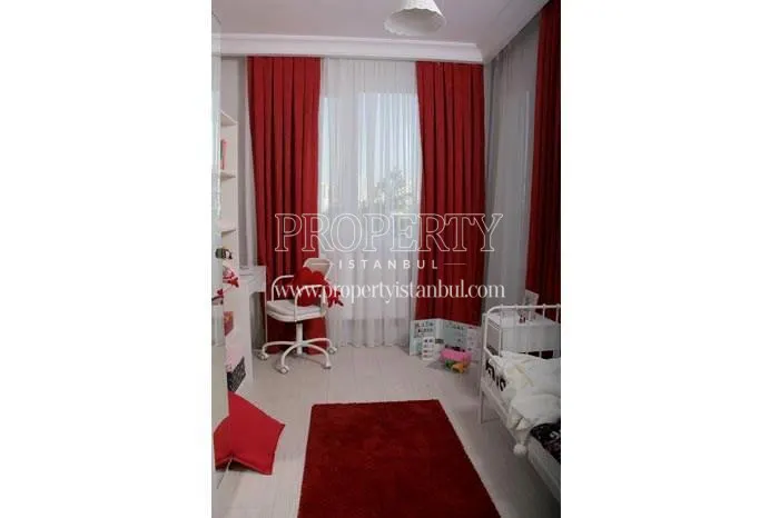 Red curtain and carpet in the small bedroom in Imka Gold