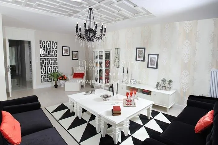 Black lounge suite in the living room with white walls in Imka Gold
