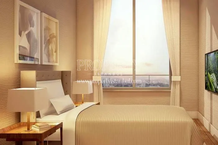 Small bedroom with a television in Inistanbul Lokal