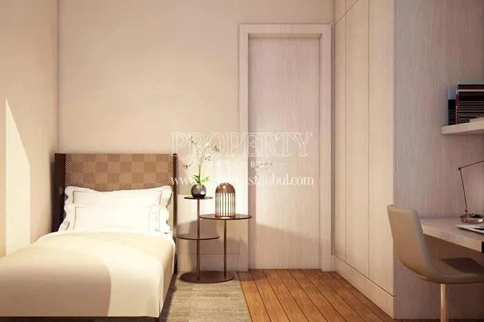 Small bedroom with a small table in Inistanbul Lokal
