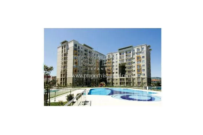The outdoor swimming pool in front of the Ismailoglu Dumankaya Trend blocks