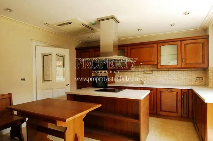 Spacious kitchen with wooden kitchen cabinets in Ispanyol Evleri