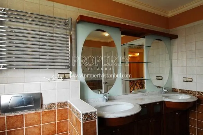 The bathroom with two sinks in Ispanyol Evleri