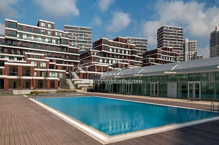 The outdoor swimming pool of the Istanbul Lounge complex