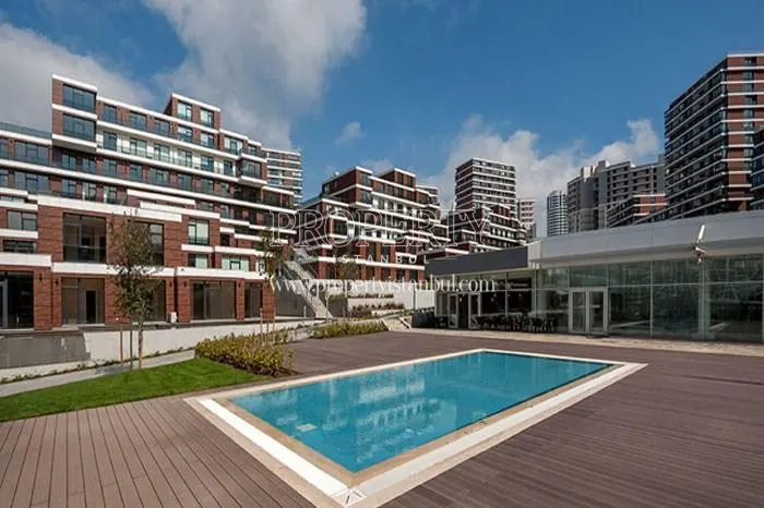 The small outdoor swimming pool in Istanbul Lounge