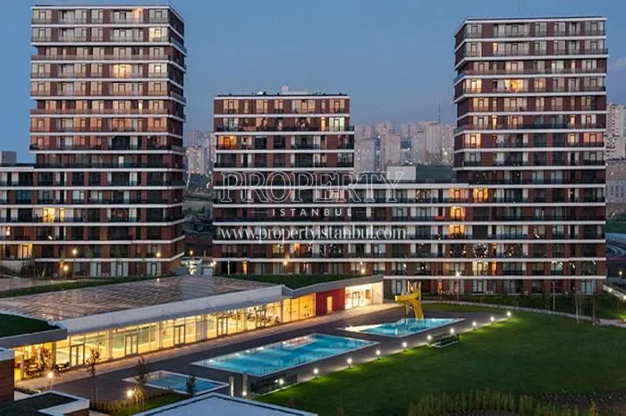 The outdoor swimming pool at the back of the Istanbul Lounge blocks