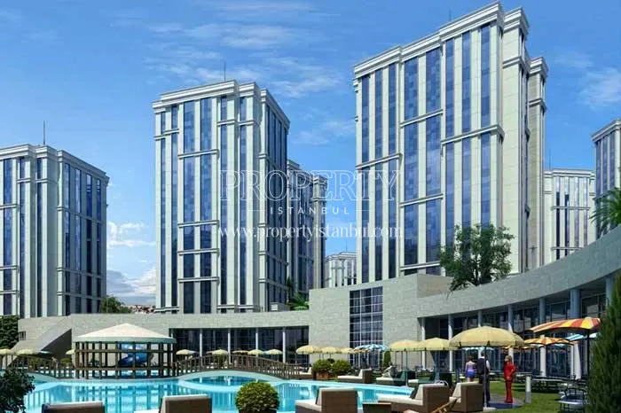 The outdoor swimming pool of the Istanbul Prestij Park compound