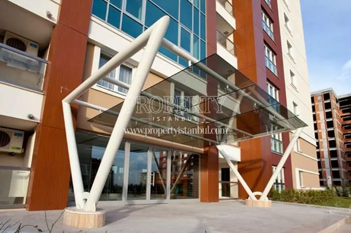 The entrance of one of the buildings in Kale Ozgur Evler