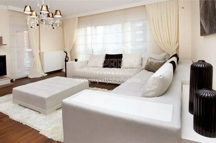 The living room with a white lounge suite in Kale Ozgur Evler