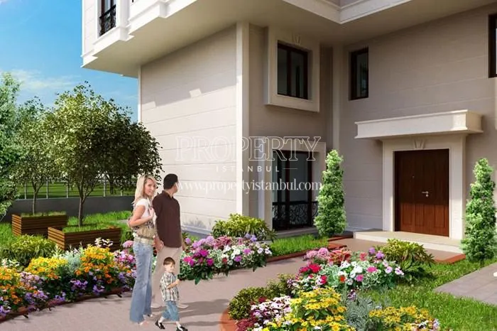 The family going their home in Kasr-i Istanbul