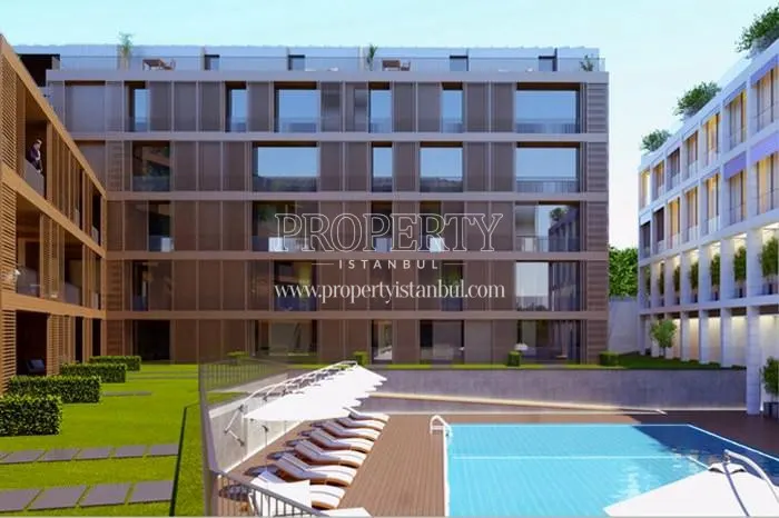 Outdoor swimming pool among the Kemerlife 23 buildings