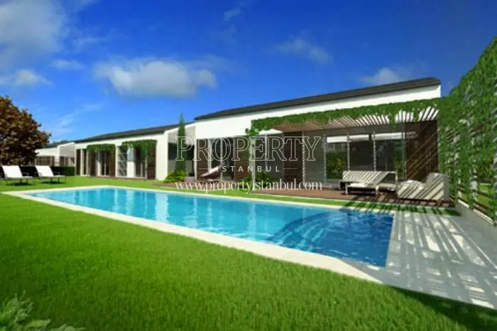 The villa with the swimming pool in Kent Optimum Zekeriyakoy