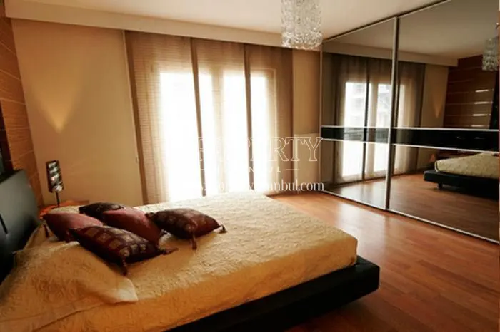 One of the master bedrooms in Kentplus Mimarsinan
