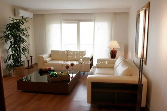 Small living room with a white lounge suite in Kentplus Mimarsinan
