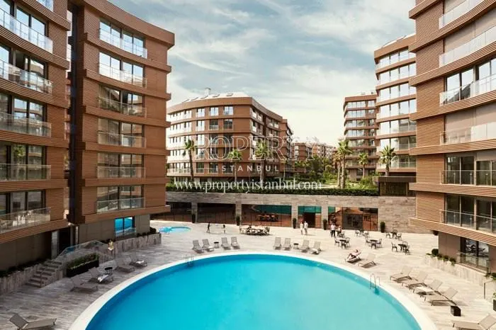 The outdoor swimming pool among the Kosuyolu Koru Evleri blocks