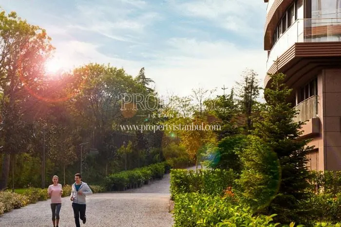 The pair running in the Kosuyolu Koru Evleri garden