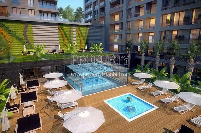 The outdoor swimming pool in the Lavinya Marmara 1 project