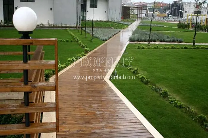 The walking track in the Lidya Flats compound