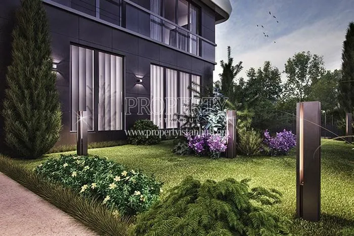 The garden in front of one of the buildings of Lotus 16 Suadiye