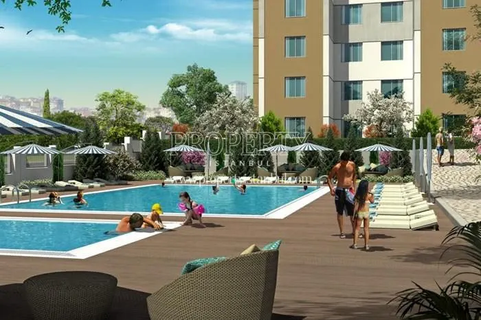 The residents of Mahal Sancaktepe Ada swimming in the compound pool