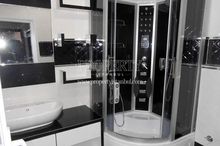 Black and white bathroom in Mavera Konutlari