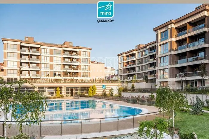 The outdoor swimming pool of the Mira Cekmekoy compound