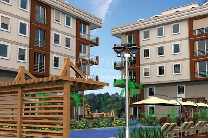 The outdoor swimming pool is between the Mirapark Evleri blocks