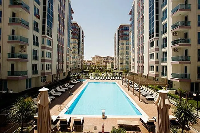 The outdoor swimming pool in Modakent Cekmekoy