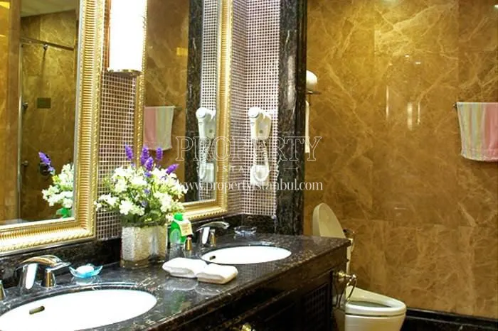 The bathroom with two sinks in Nature Park Evleri
