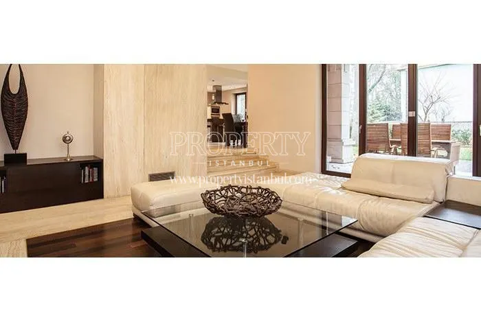 A spacious living room in Nazenin Konaklari