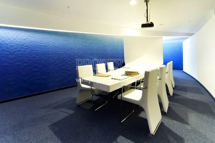 Small meeting room with blue walls in Nef Merter 13