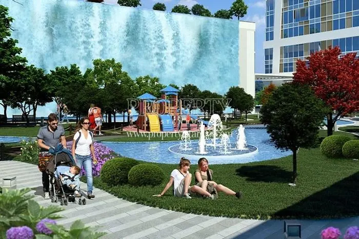 The people resting in the Newista Residence compound's garden