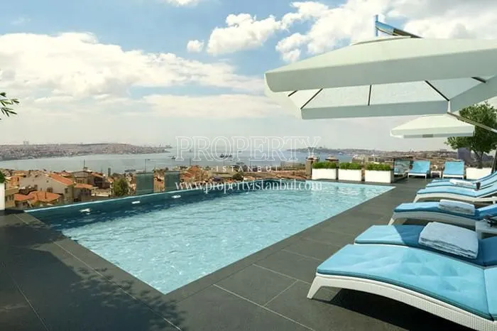 The outdoor swimming pool on the top floor of the Nidapark Besiktas building