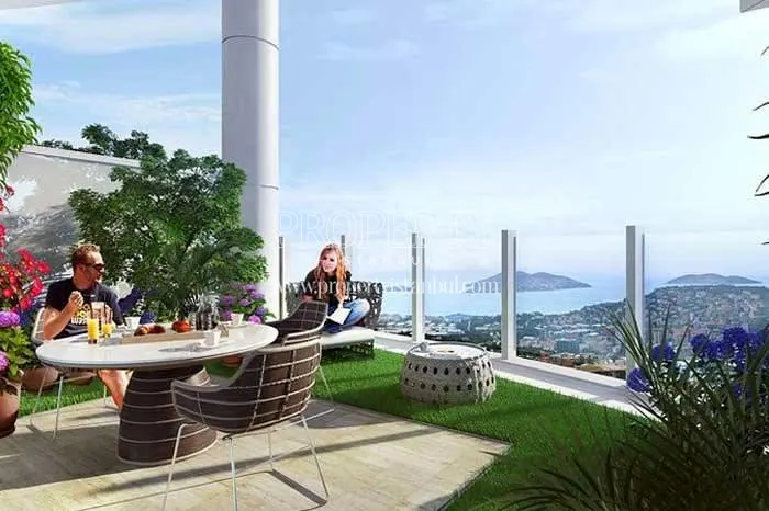 The couple having breakfast on the viewing terrace in Nuvo Dragos