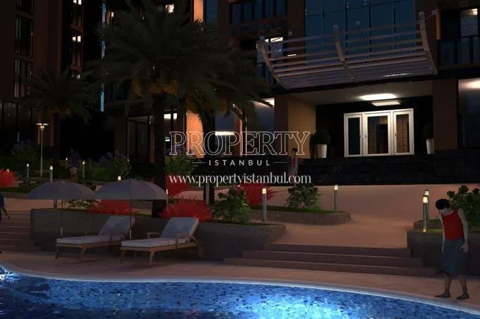 The outdoor swimming pool in Oasis Rezidans