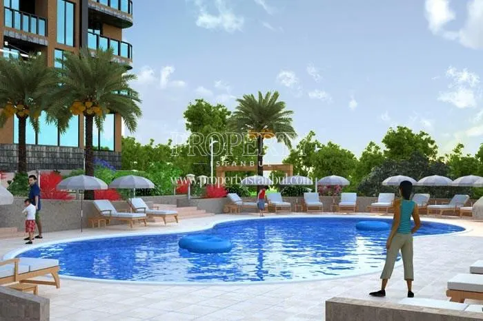 The people swimming in the swimming pool of Oasis Rezidans