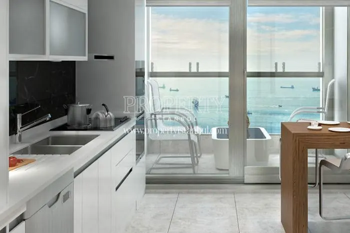 The sea view from the small white kitchen with a balcony in Onalti Dokuz Istanbul