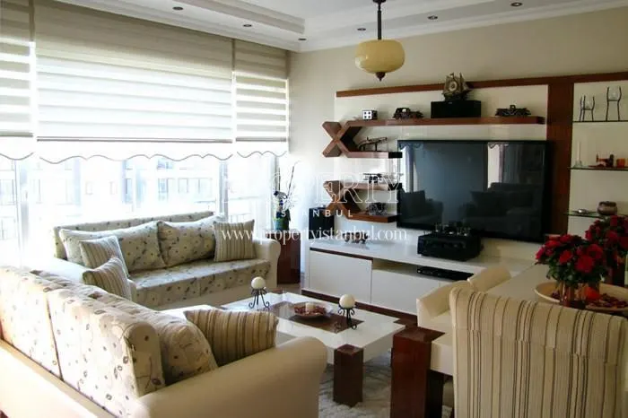 The living room with floral lounge suites in Orion Park