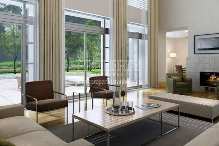 The spacious living room with a fireplace in Ormanada