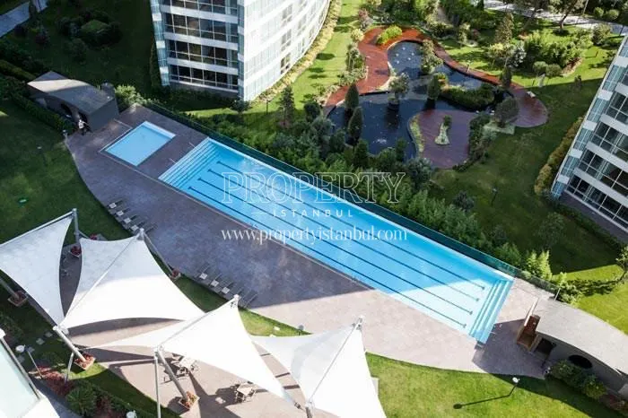 The outdoor swimming pool of Park Residences Cadde