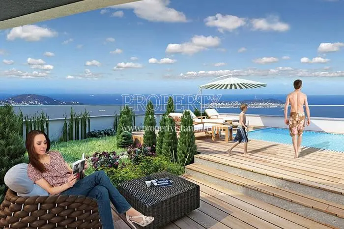 Outdoor swimming pool on the Pera Park building's roof