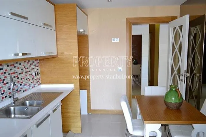 White and light brown kitchen cabinets in the small kitchen in Propa Plus Residence