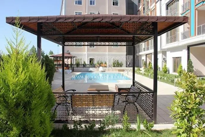 Wooden pergola near the outdoor swimming pool in Pinartepe Residence