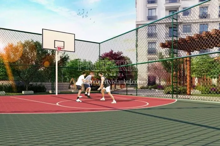 The boys playing basketball in Portre Metro